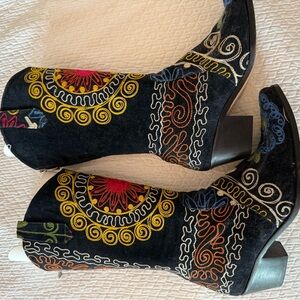 Embroidered/tapestry Black Velvet Cowboy Boot EUC Size 41/11